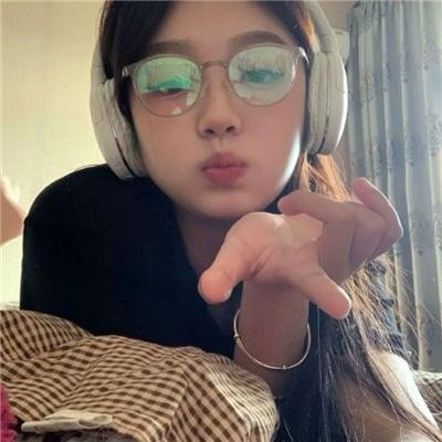 娇憨女郎